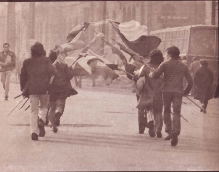 AYER. Las banderas chilenas frente a la Universidad Católica, al tope del desorden