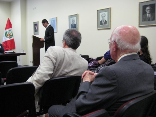 Defensa de tesis de Emilio Candela. Observan Cristóbal Aljovín de Losada y José Agustín de la Puente Candamo